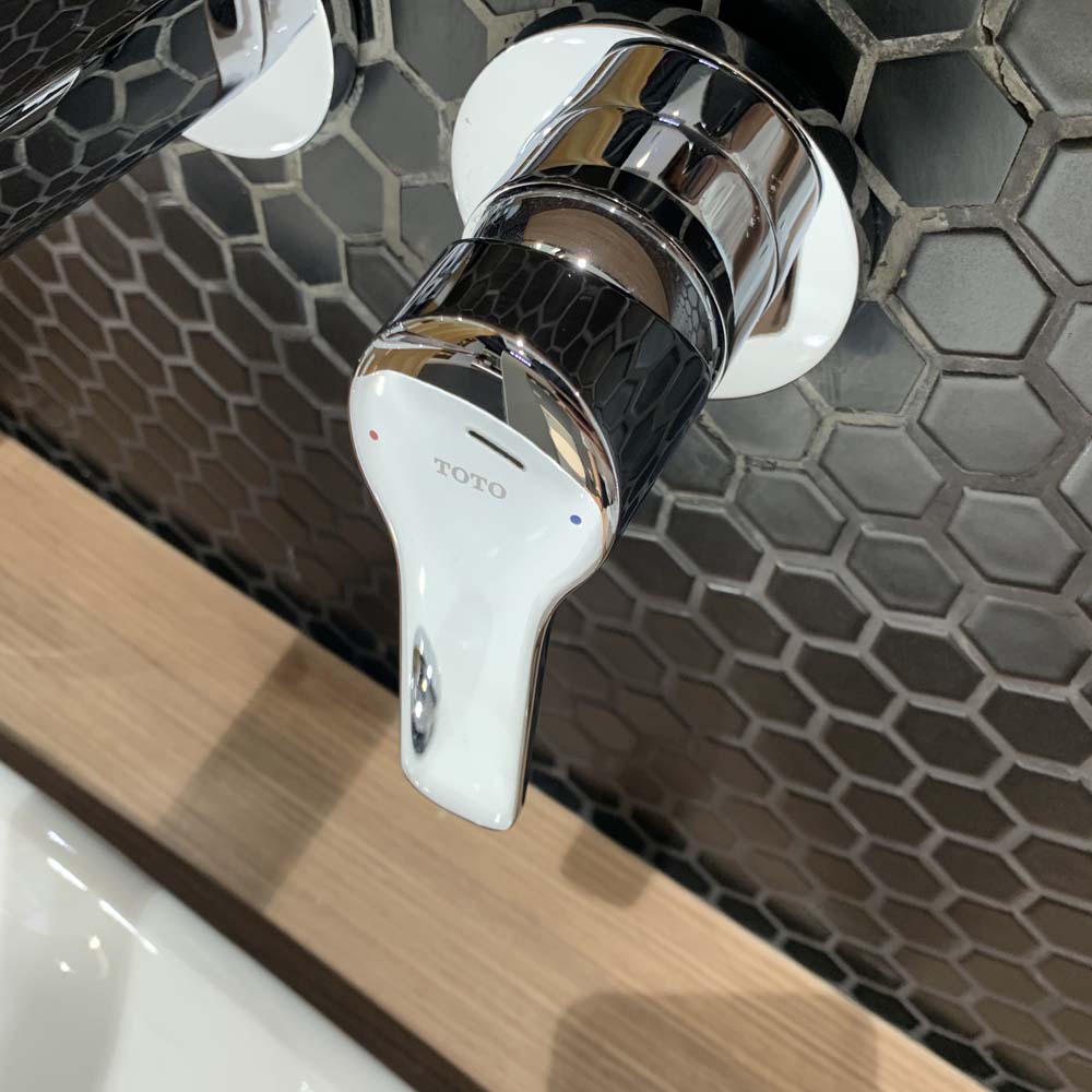 Vòi lavabo nóng lạnh gắn tường GS TOTO TLG03308BB (TLG03308B)