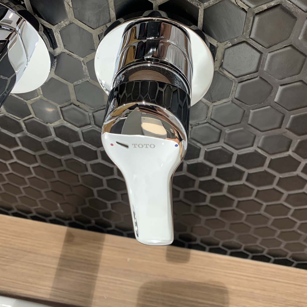 Vòi lavabo nóng lạnh gắn tường GS TOTO TLG03308BB (TLG03308B)