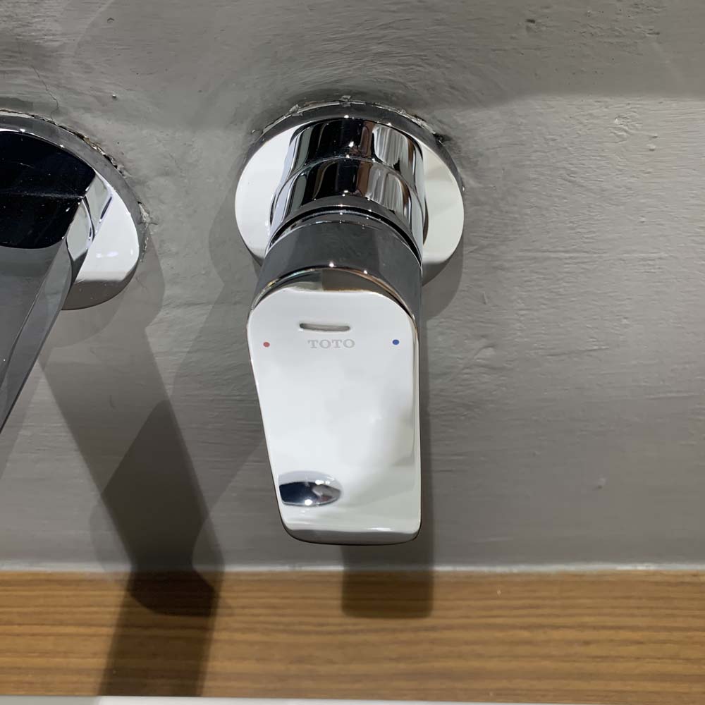 Vòi lavabo nóng lạnh gắn tường GA TOTO TLG04310BB