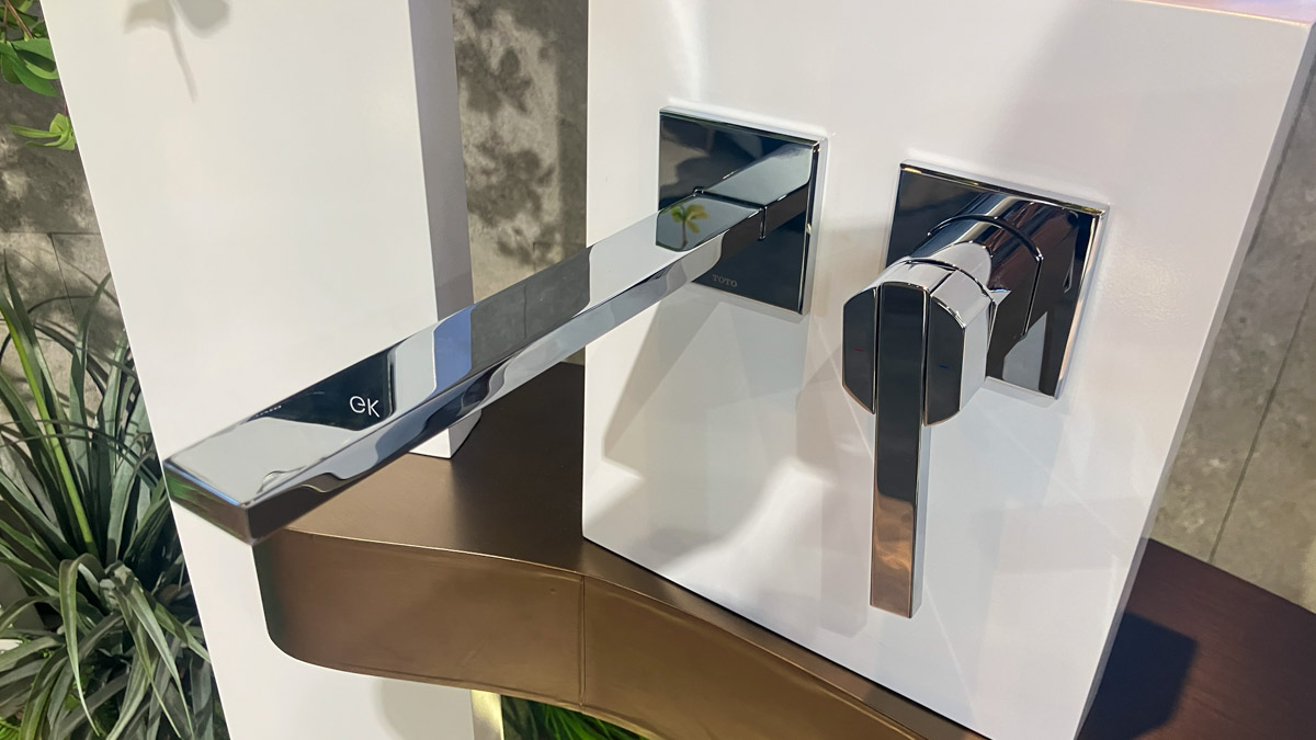 Vòi lavabo TOTO TLG153H0A/TLN123G0A nóng lạnh gắn tường GK kèm van âm