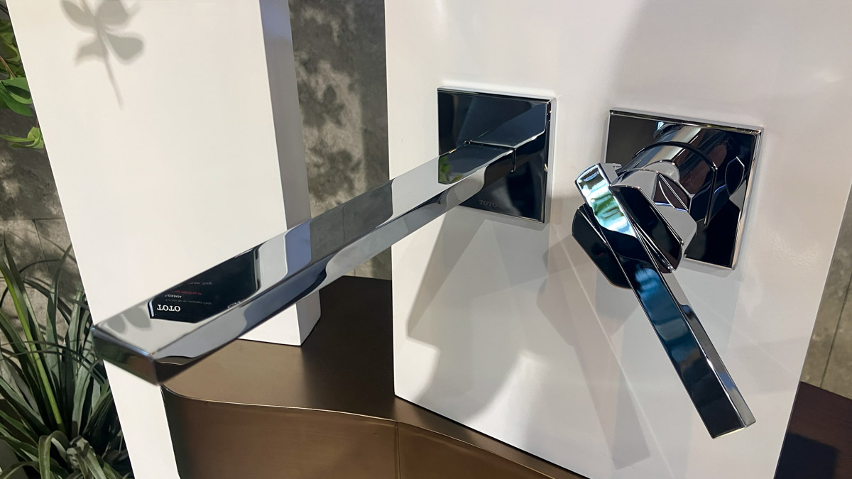 Vòi lavabo TOTO TLG153H0A/TLN123G0A nóng lạnh gắn tường GK kèm van âm
