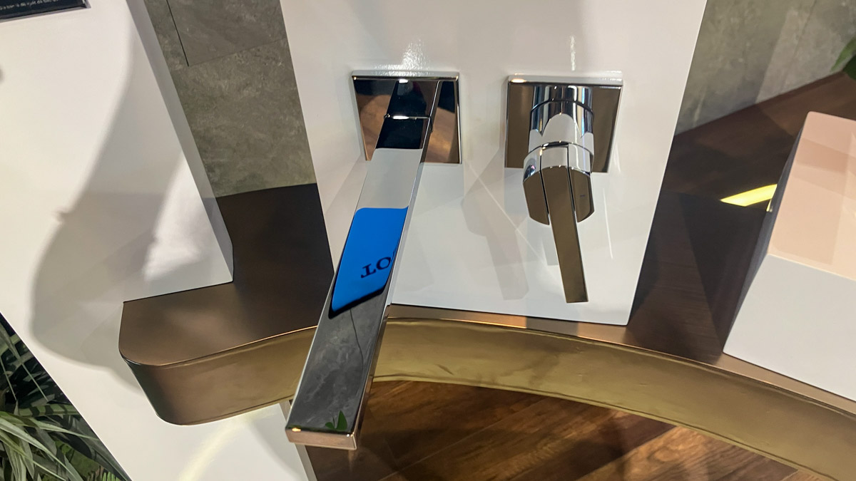 Vòi lavabo TOTO TLG153H0A/TLN123G0A nóng lạnh gắn tường GK kèm van âm