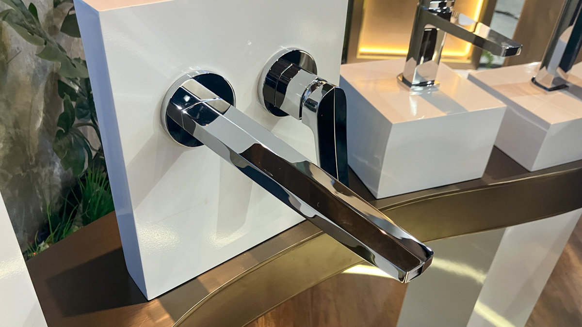 Vòi lavabo TOTO TLG163H0A/TLN123G0A nóng lạnh gắn tường GN kèm van âm