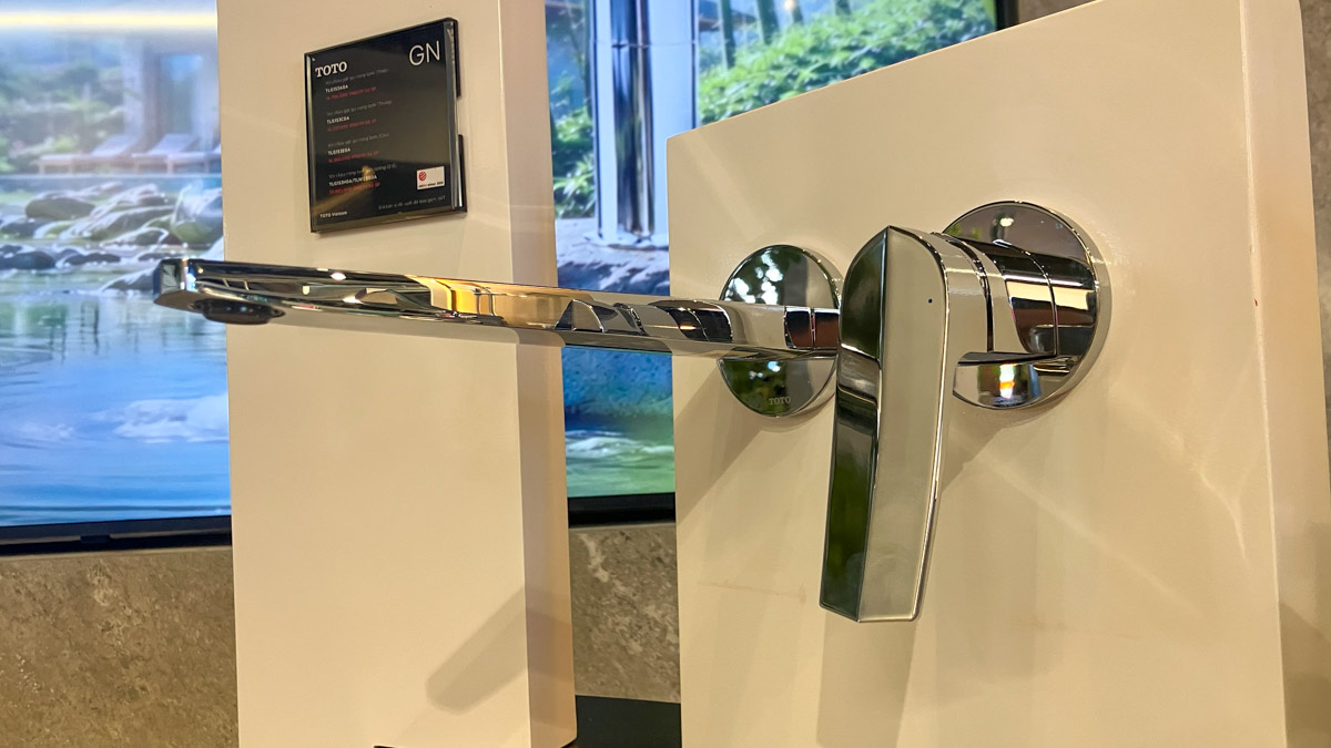 Vòi lavabo TOTO TLG163H0A/TLN123G0A nóng lạnh gắn tường GN kèm van âm