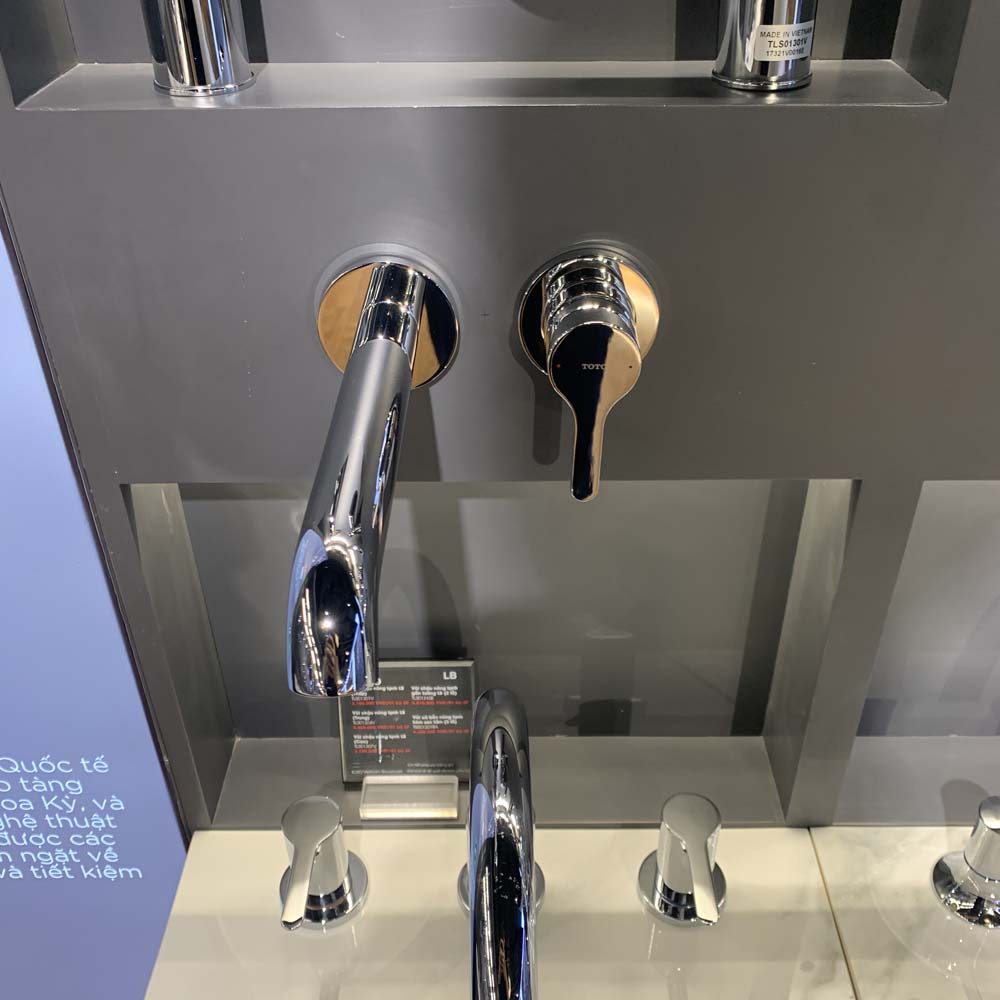 Vòi lavabo nóng lạnh gắn tường LB TOTO TLS01310B
