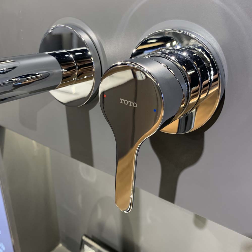 Vòi lavabo nóng lạnh gắn tường LB TOTO TLS01310B