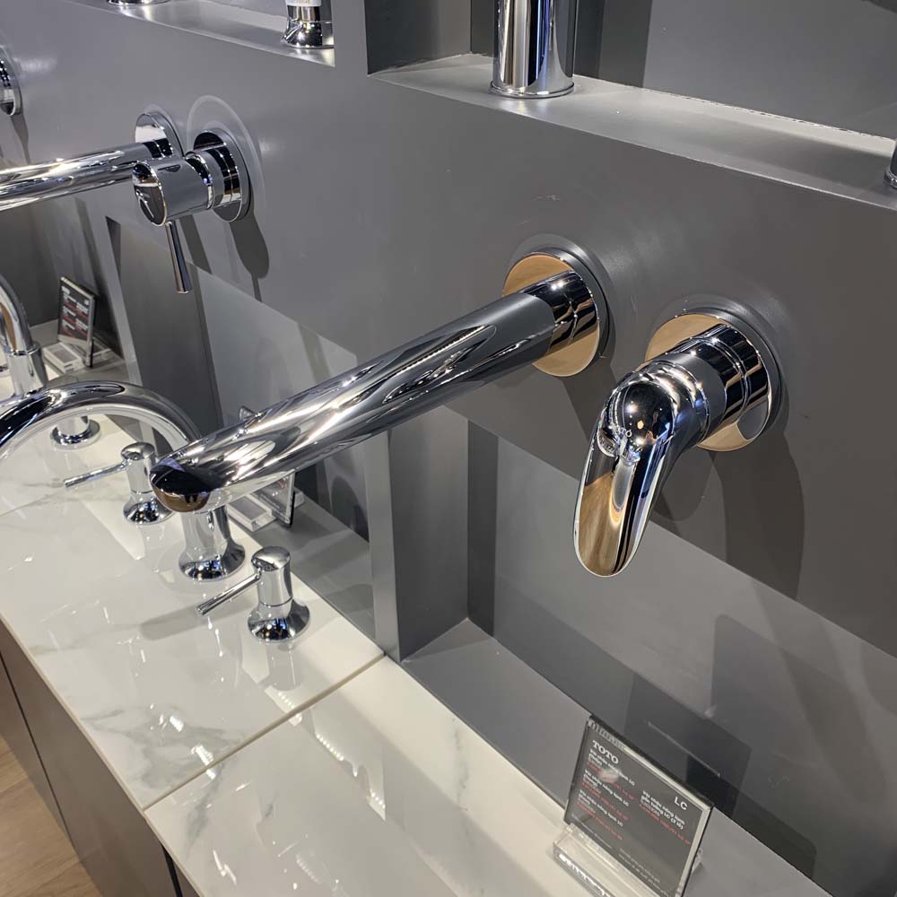 Vòi lavabo nóng lạnh gắn tường LC TOTO TLS03308B
