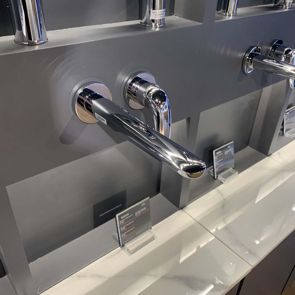 Vòi lavabo nóng lạnh gắn tường LC TOTO TLS03308B