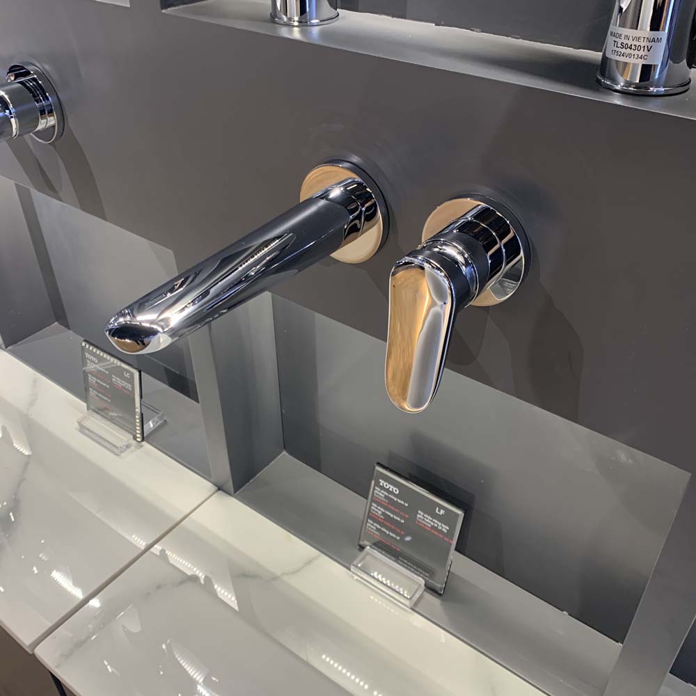 Vòi lavabo nóng lạnh gắn tường LF TOTO TLS04308B