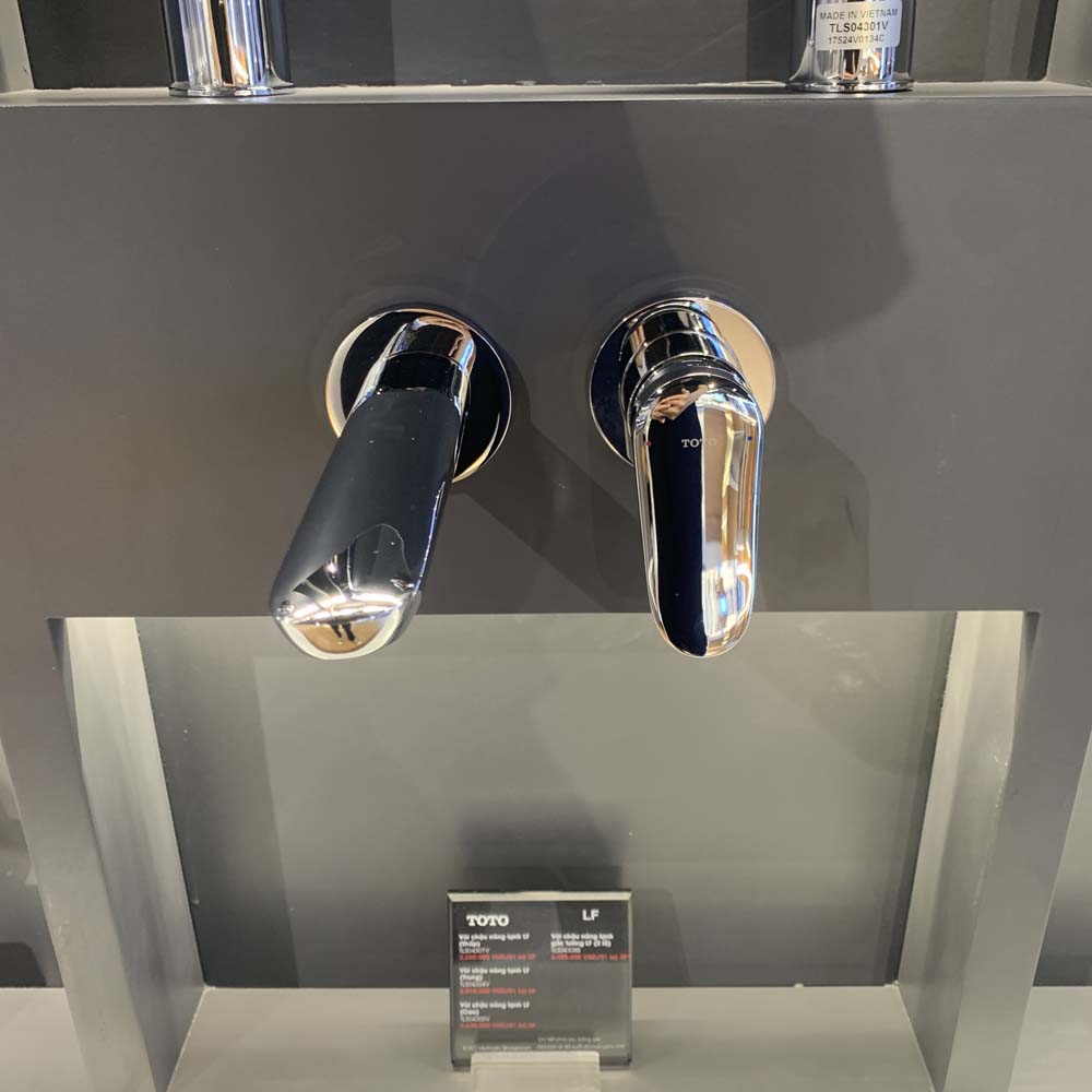 Vòi lavabo nóng lạnh gắn tường LF TOTO TLS04308B