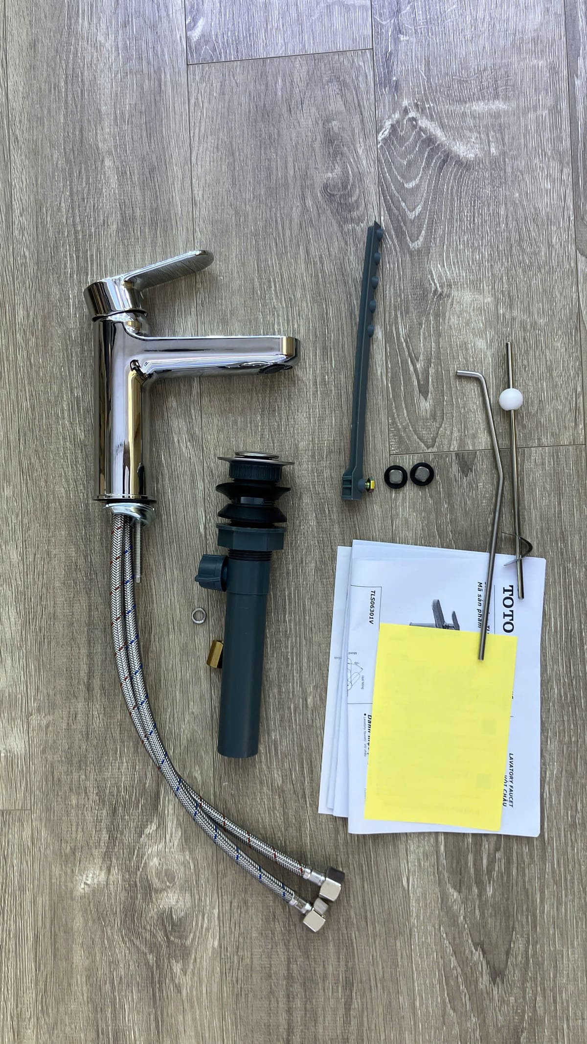 Vòi lavabo nóng lạnh TOTO TLS06301V