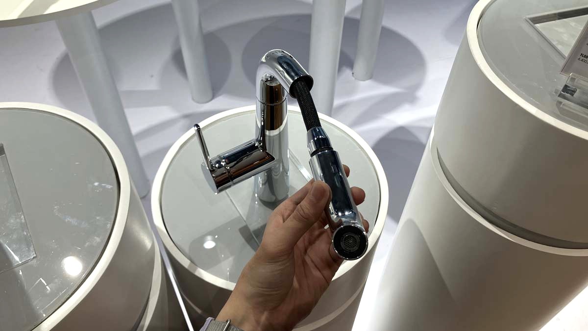 Vòi lavabo nóng lạnh TOTO TLS073J0V dây rút