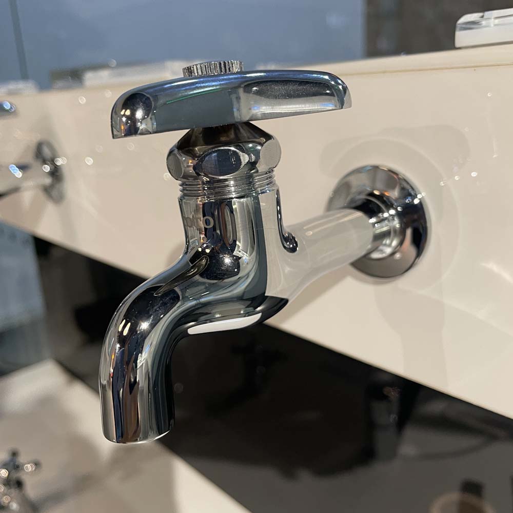 Vòi nước lạnh gắn tường TOTO T23B13