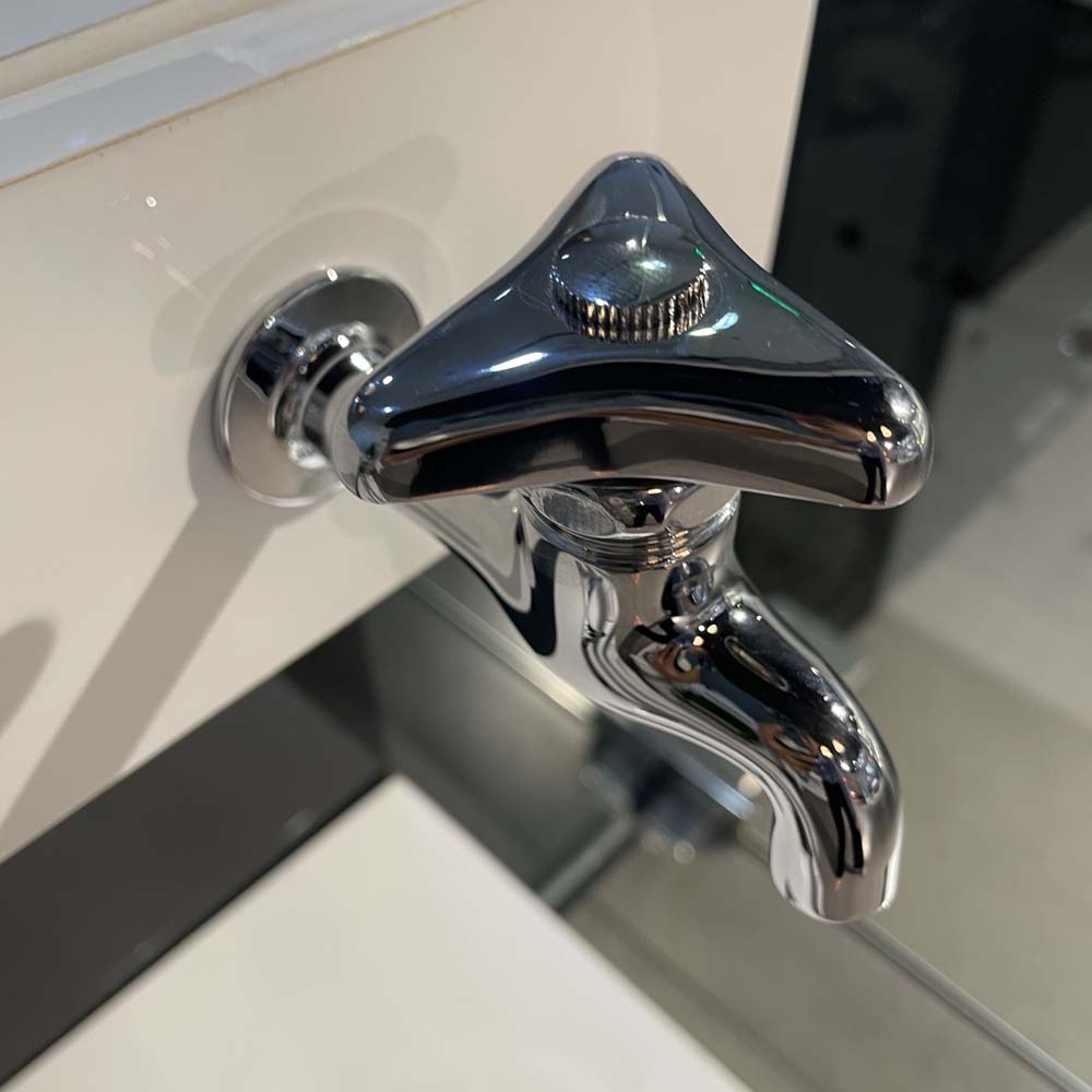 Vòi nước lạnh gắn tường TOTO T23B13