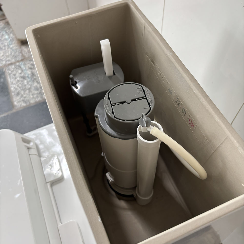 Bồn cầu 1 khối Viglacera V35M nắp êm xả xoáy (+ vòi xịt VG826)