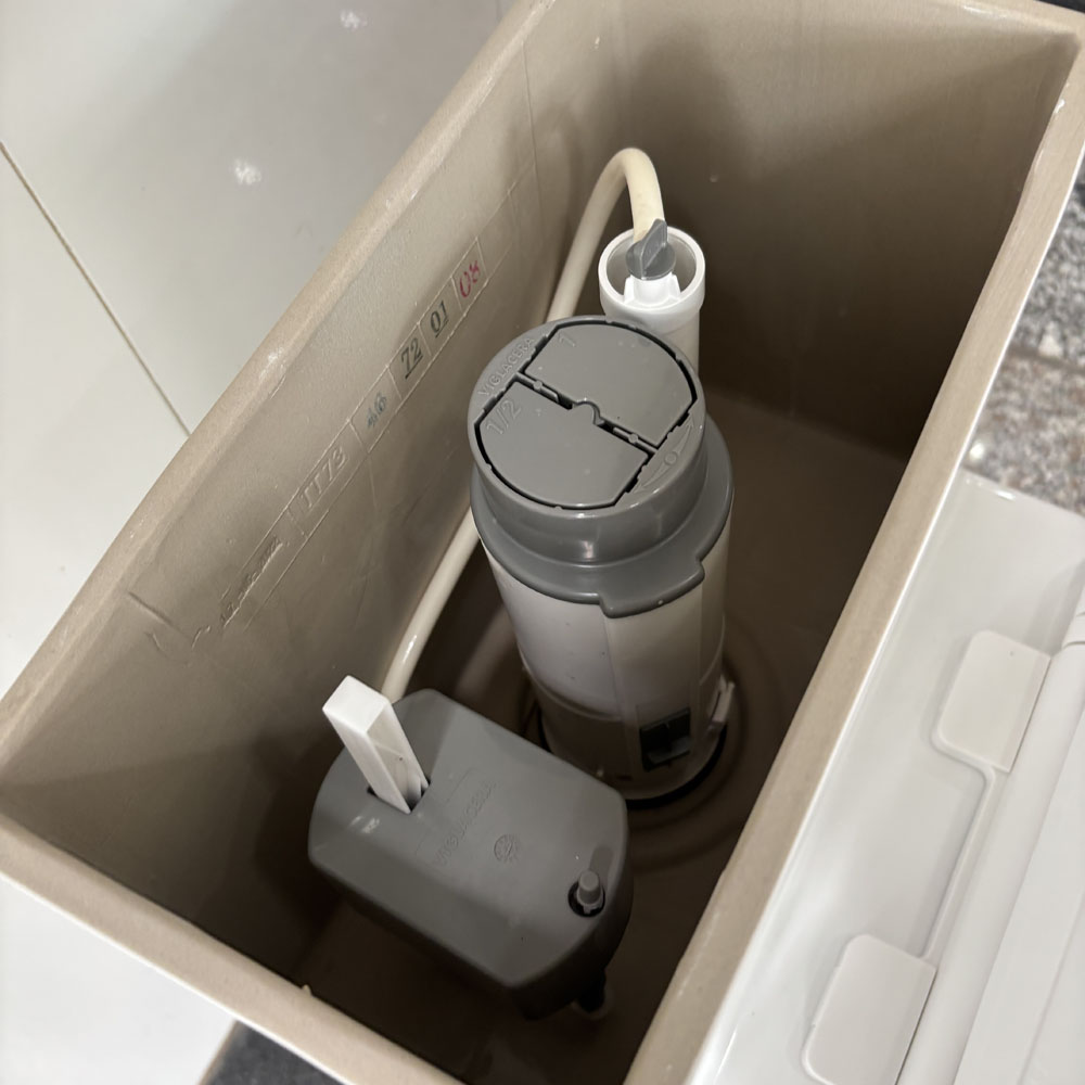 Bồn cầu 1 khối Viglacera V35M nắp êm xả xoáy (+ vòi xịt VG826)