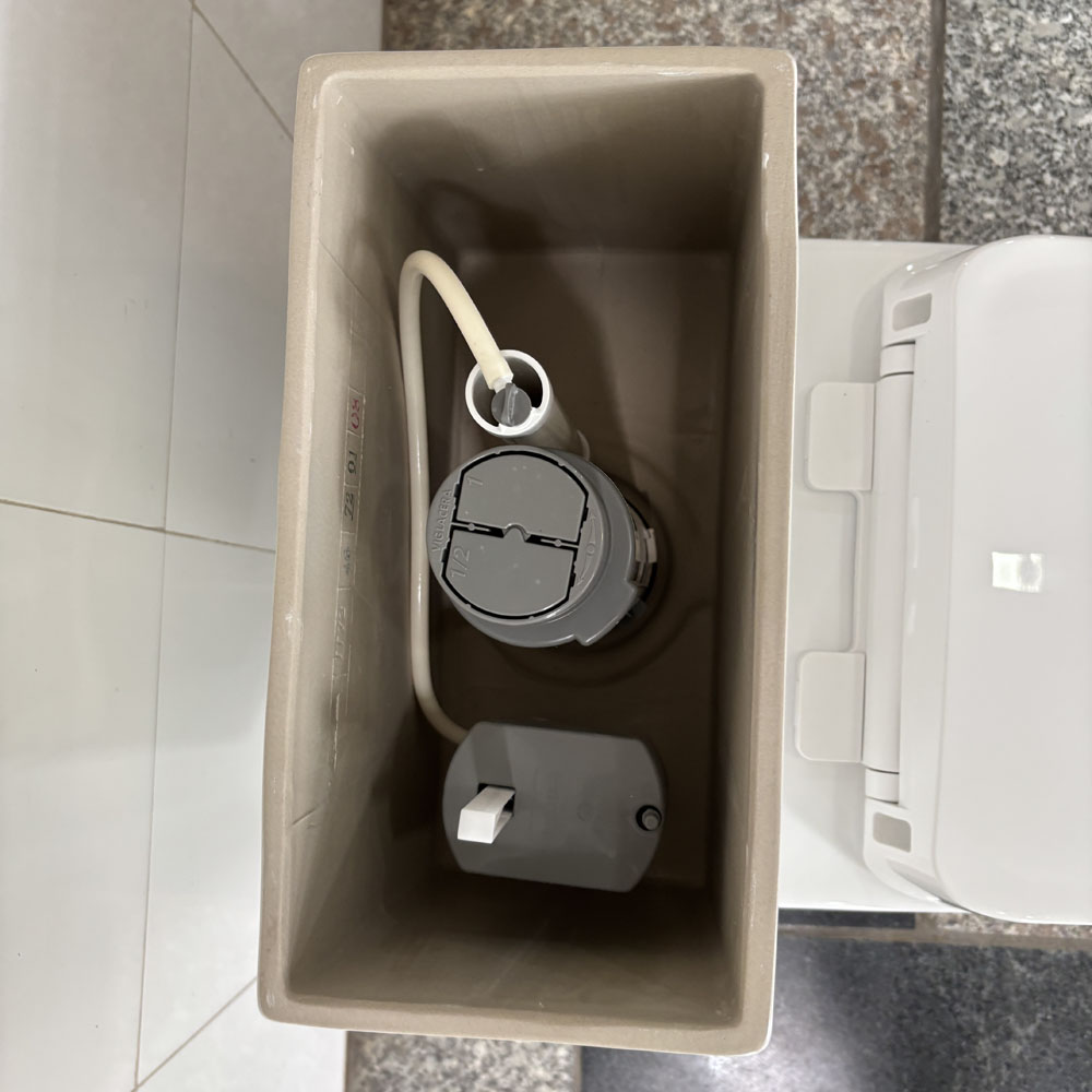 Bồn cầu 1 khối Viglacera V35M nắp êm xả xoáy (+ vòi xịt VG826)