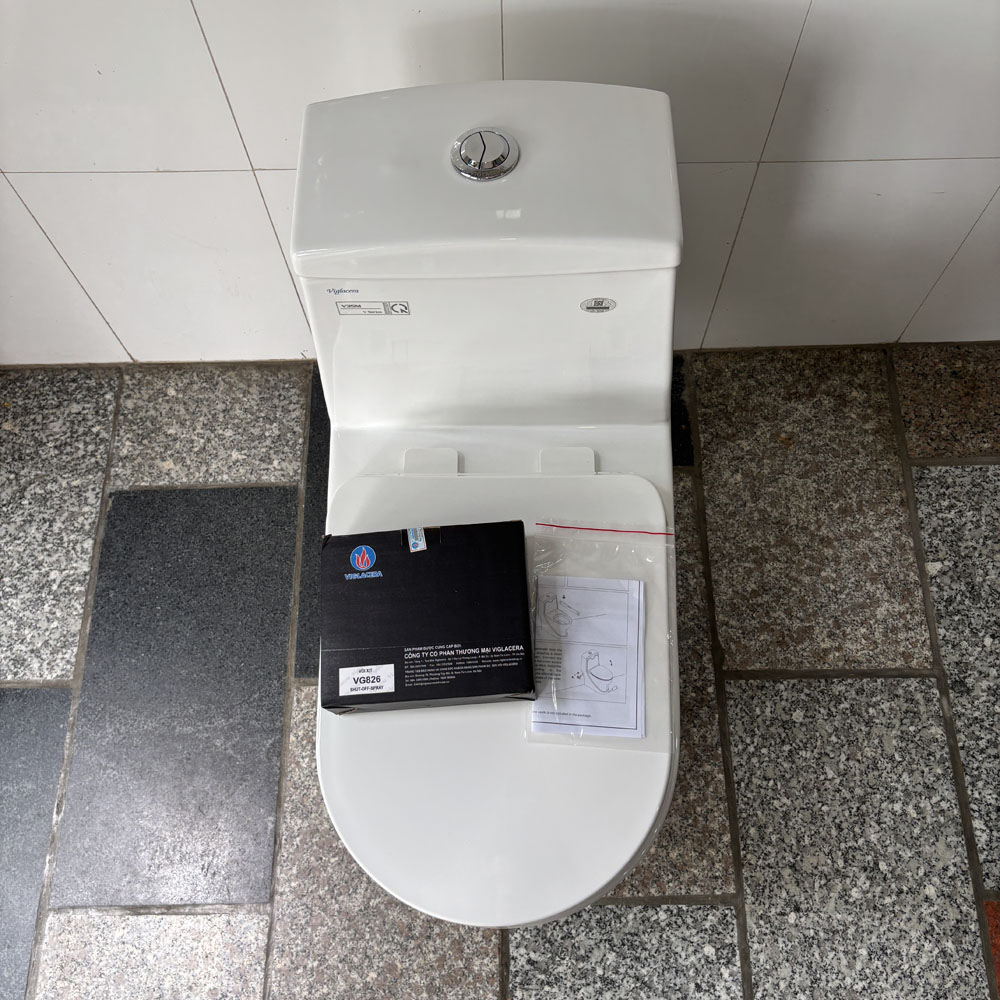 Bồn cầu 1 khối Viglacera V35M nắp êm xả xoáy (+ vòi xịt VG826)