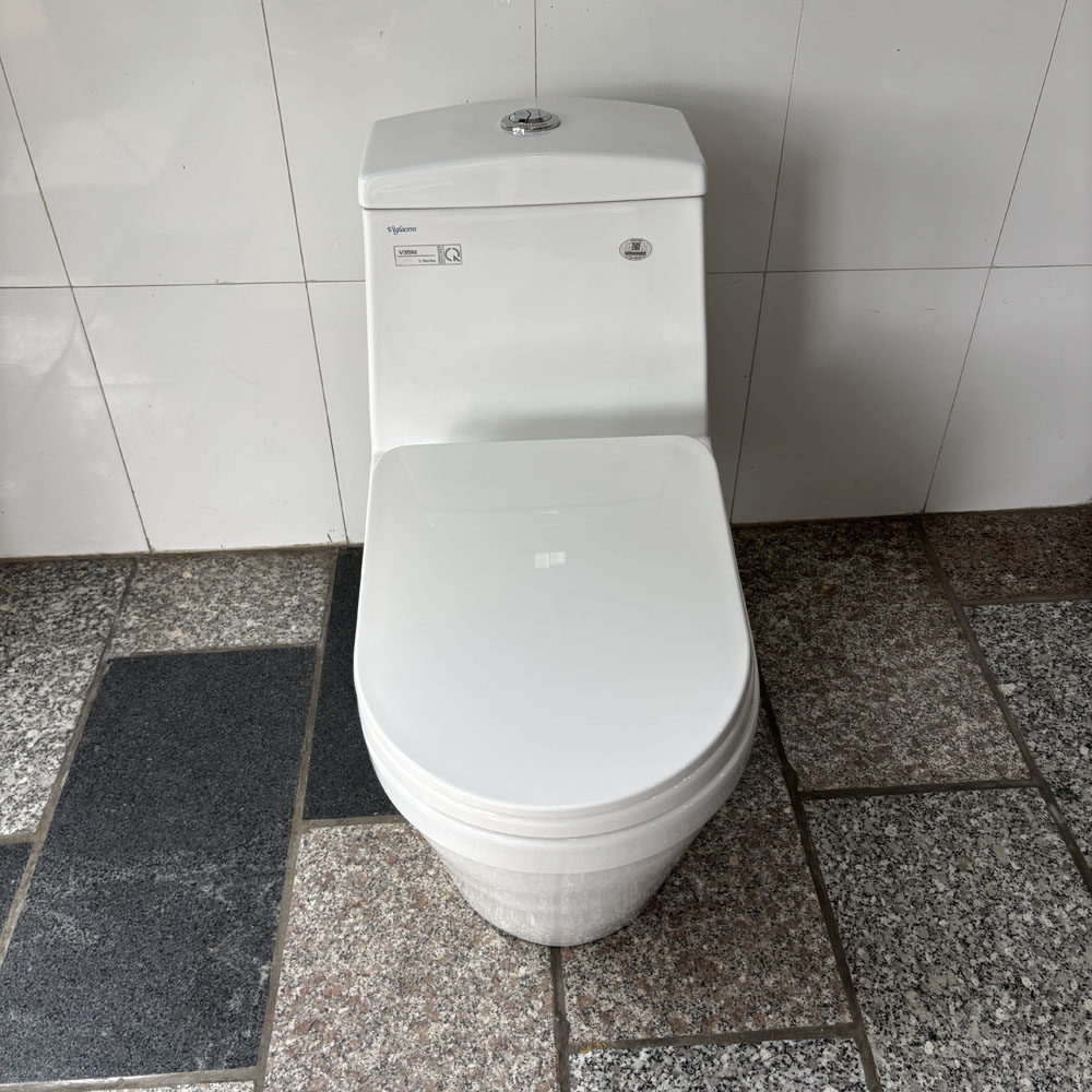 Bồn cầu 1 khối Viglacera V35M nắp êm xả xoáy (+ vòi xịt VG826)