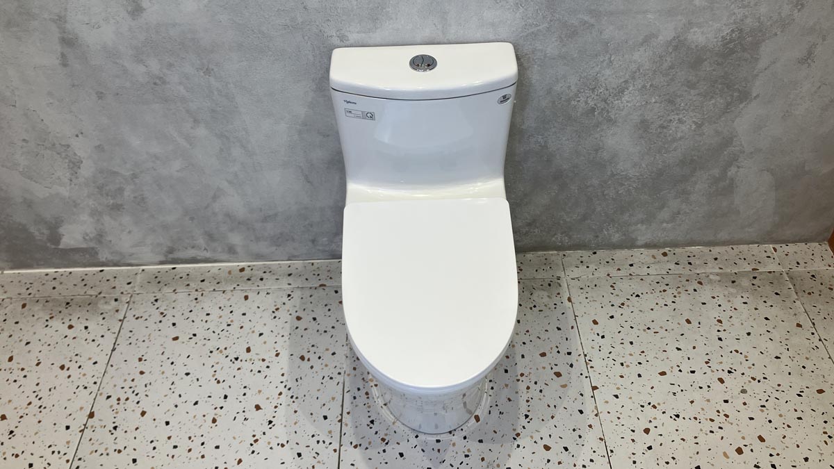 Bồn cầu 1 khối Viglacera V36 nắp êm (+ vòi xịt VG826)