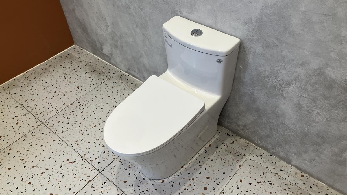 Bồn cầu 1 khối Viglacera V36 nắp êm (+ vòi xịt VG826)