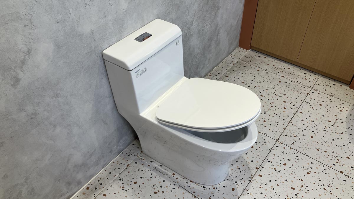 Bồn cầu 1 khối Viglacera V45M nắp êm xả xoáy (+ vòi xịt VG826 & van VG853)