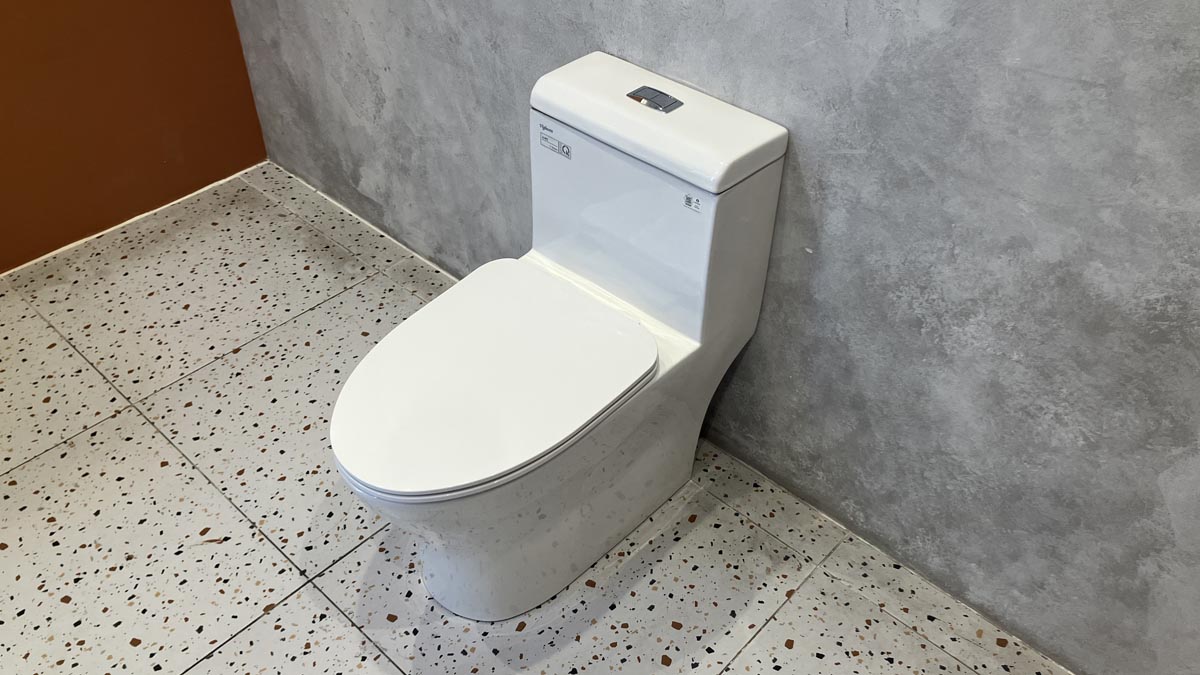Bồn cầu 1 khối Viglacera V45M nắp êm xả xoáy (+ vòi xịt VG826 & van VG853)