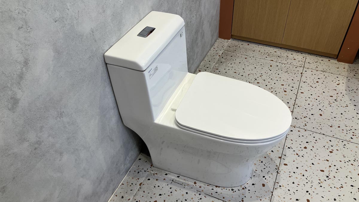 Bồn cầu 1 khối Viglacera V45M nắp êm xả xoáy (+ vòi xịt VG826 & van VG853)