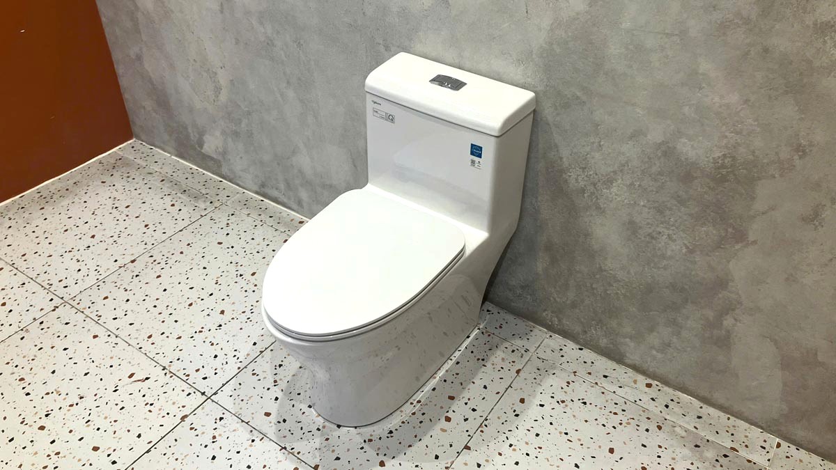 Bồn cầu 1 khối Viglacera V45M nắp êm xả xoáy (+ vòi xịt VG826 & van VG853)