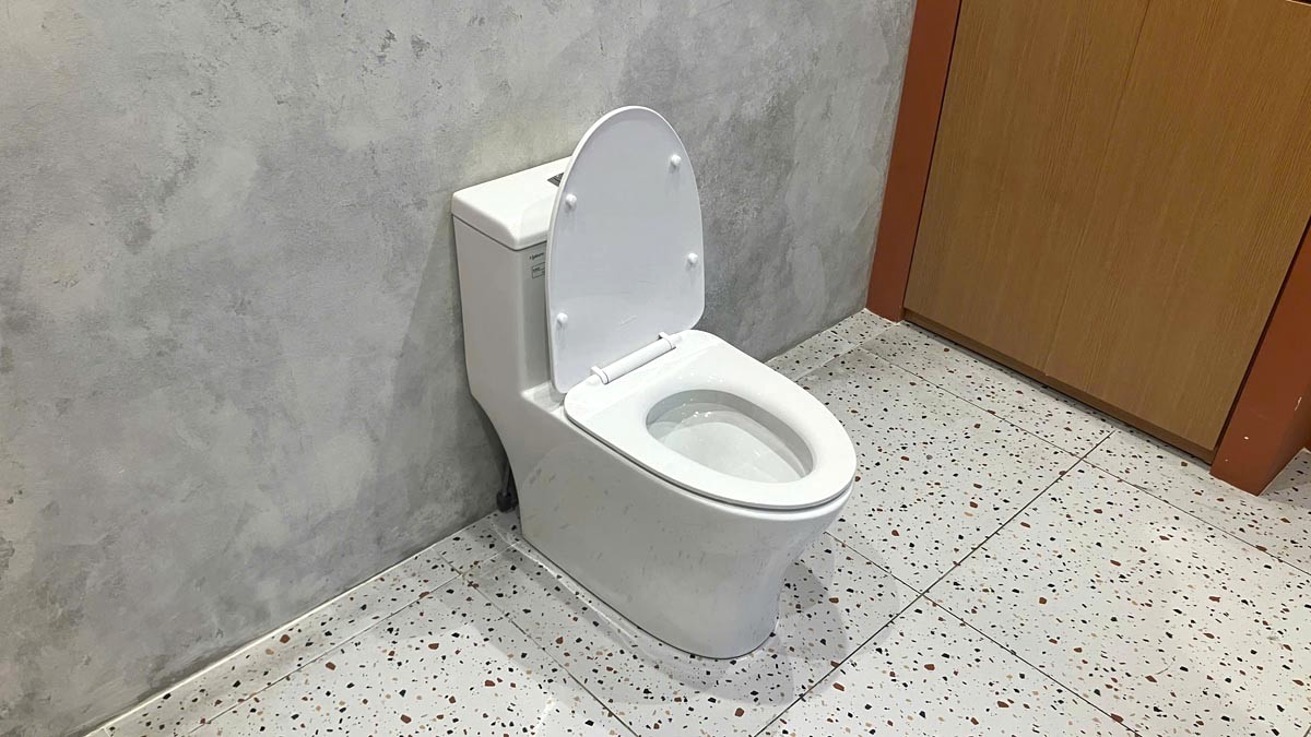 Bồn cầu 1 khối Viglacera V45M nắp êm xả xoáy (+ vòi xịt VG826 & van VG853)