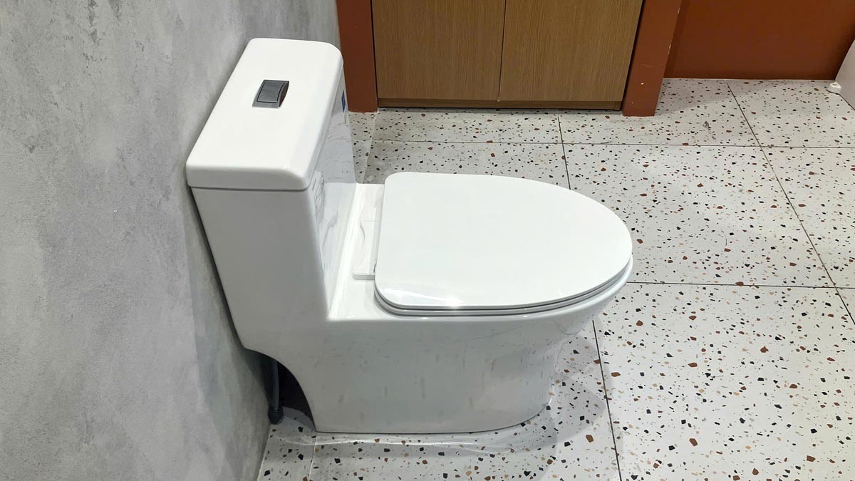 Bồn cầu 1 khối Viglacera V45M nắp êm xả xoáy (+ vòi xịt VG826 & van VG853)