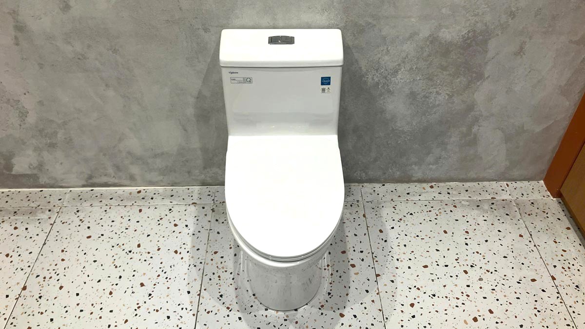 Bồn cầu 1 khối Viglacera V45M nắp êm xả xoáy (+ vòi xịt VG826 & van VG853)