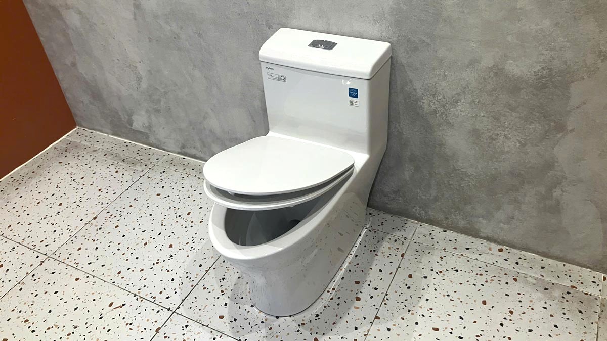 Bồn cầu 1 khối Viglacera V45M nắp êm xả xoáy (+ vòi xịt VG826 & van VG853)