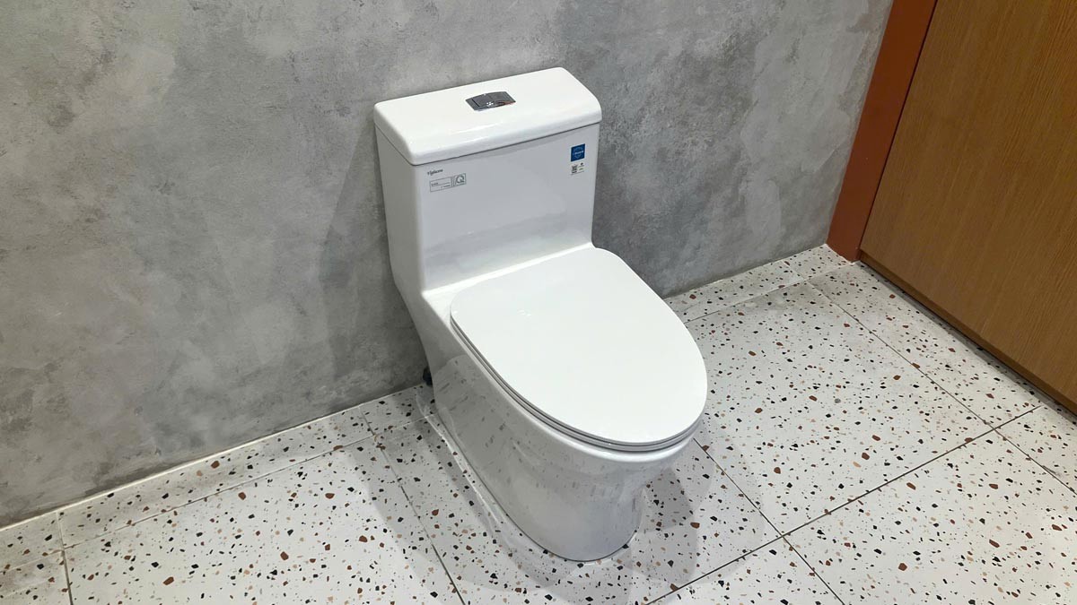 Bồn cầu 1 khối Viglacera V45M nắp êm xả xoáy (+ vòi xịt VG826 & van VG853)