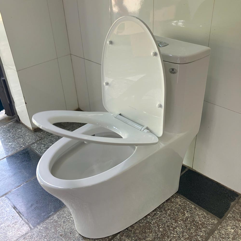 Bồn cầu 1 khối Viglacera V63 nắp êm (+ vòi xịt VG826 & van VG853)