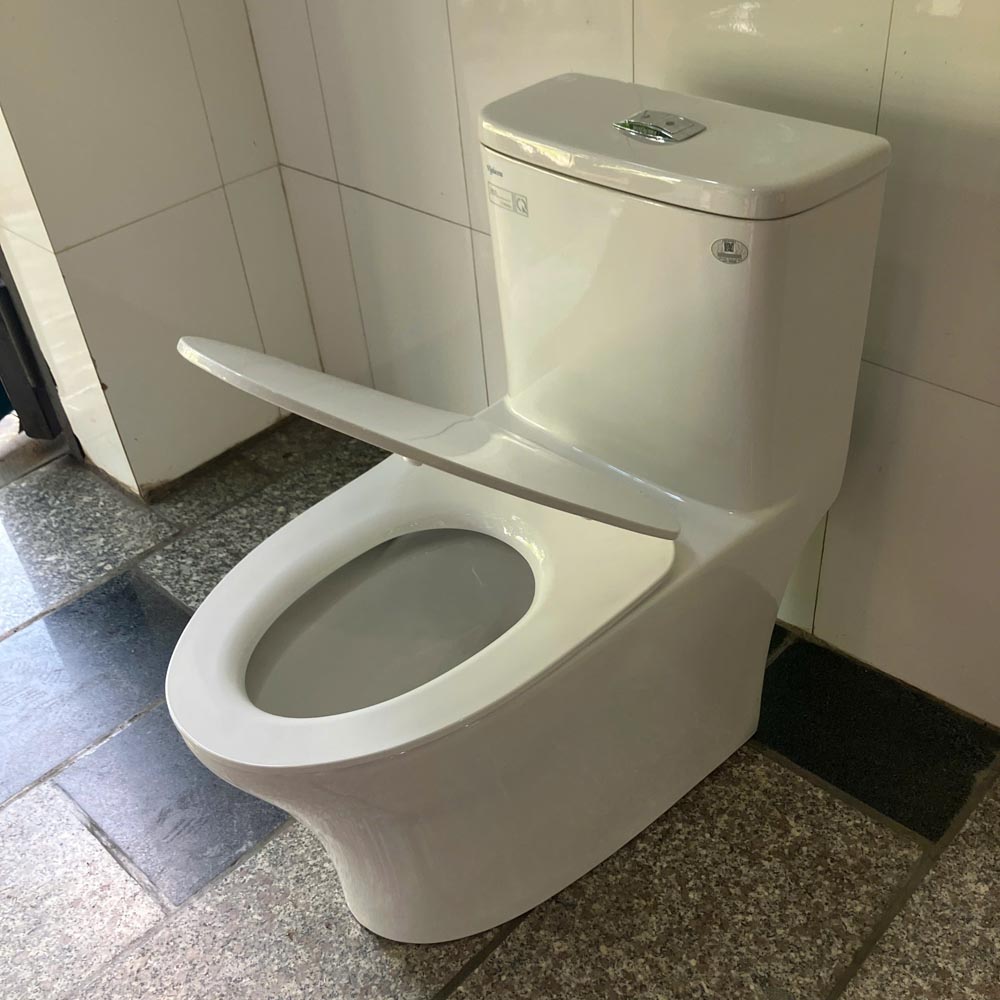 Bồn cầu 1 khối Viglacera V63 nắp êm (+ vòi xịt VG826 & van VG853)