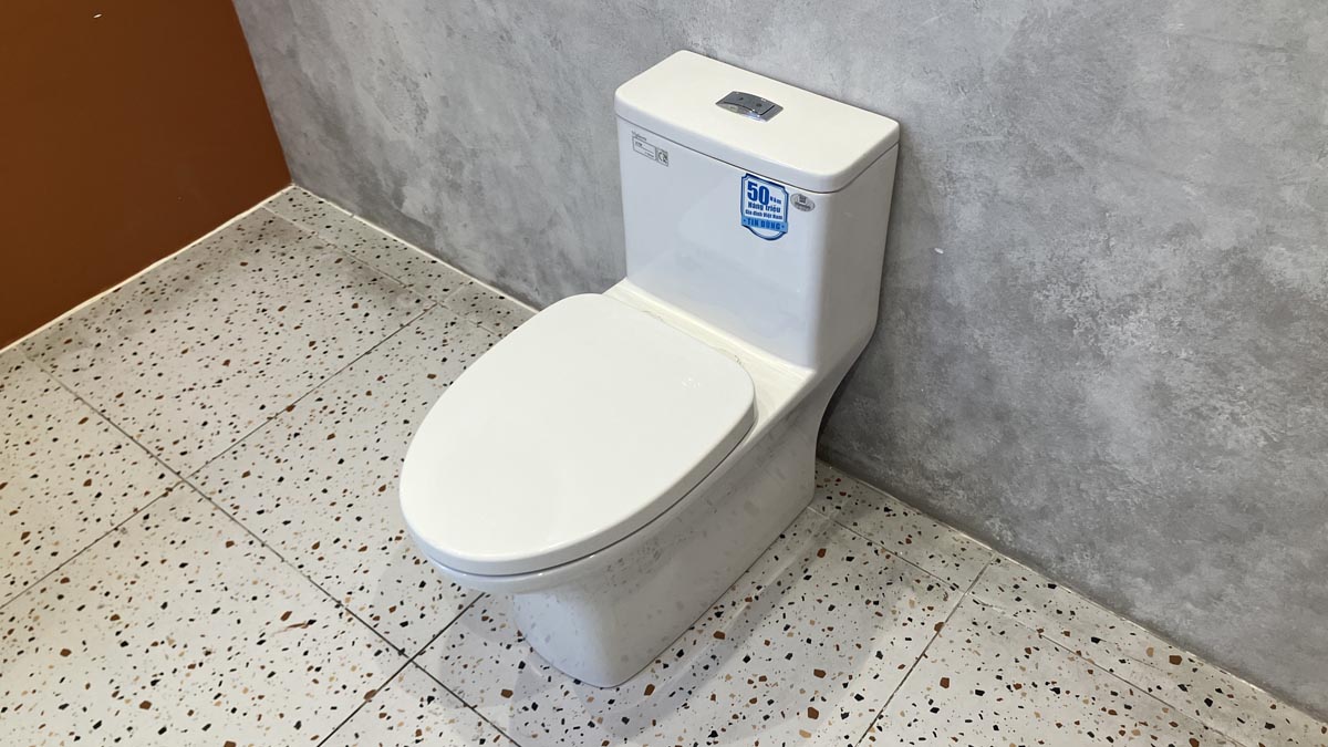 Bồn cầu 1 khối Viglacera V72-CAU nắp êm (+ vòi xịt VG826)