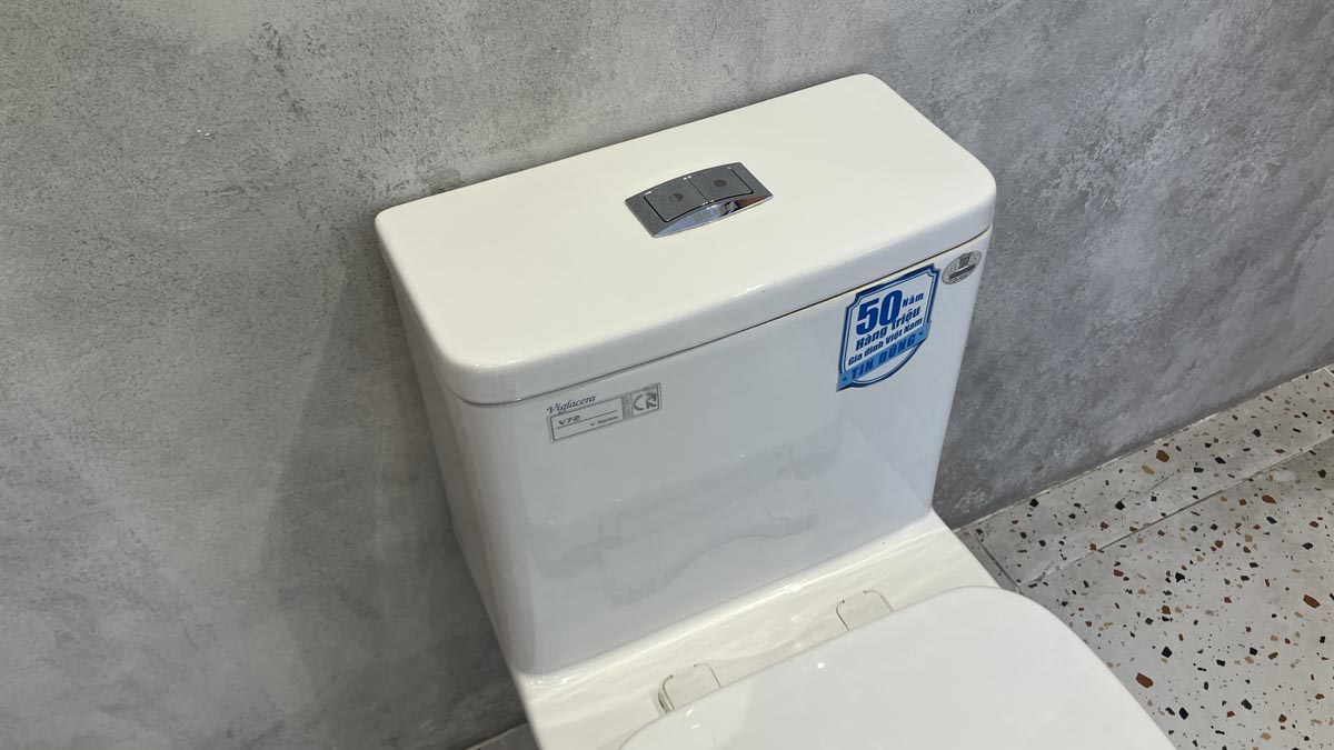 Bồn cầu 1 khối Viglacera V72-CAU nắp êm (+ vòi xịt VG826)