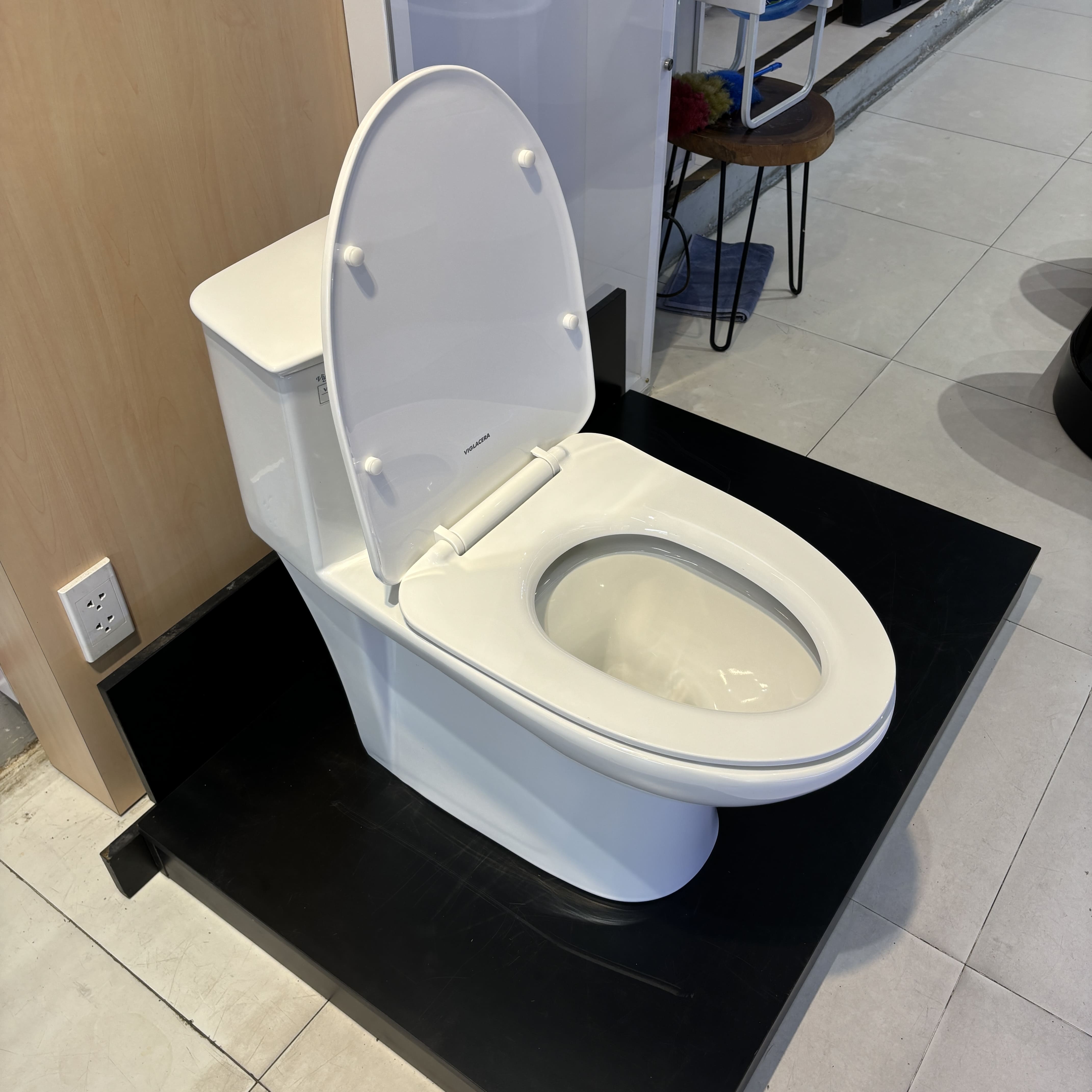 Bồn cầu 1 khối nắp êm Viglacera V819 (+ vòi xịt VG826)