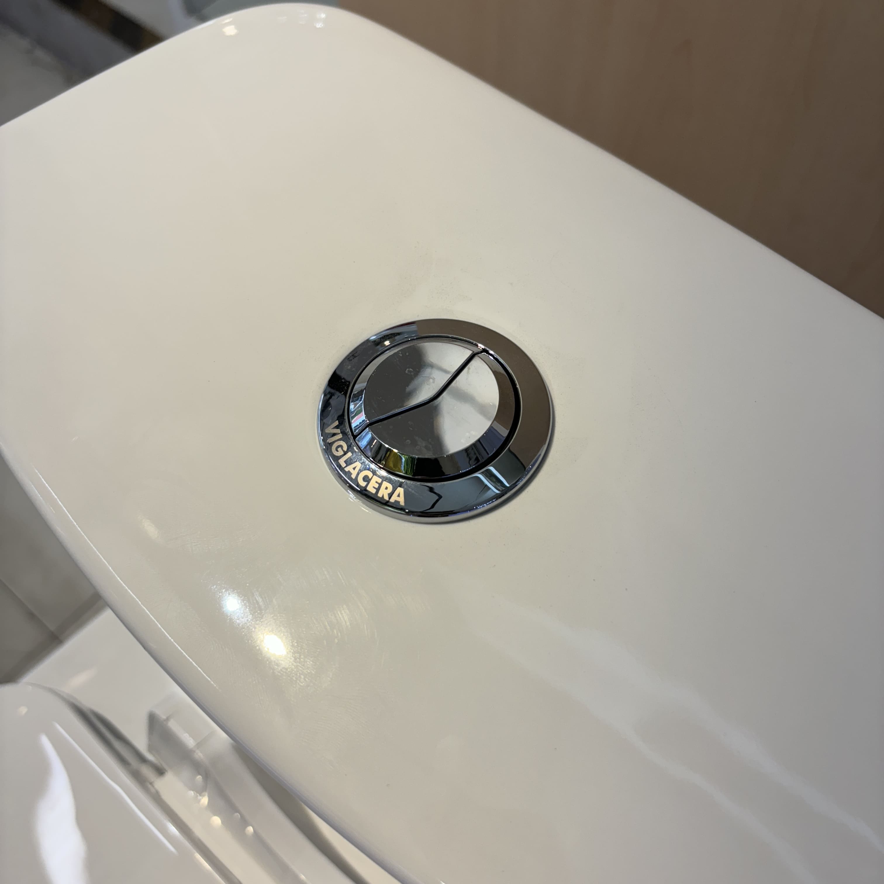 Bồn cầu 1 khối nắp êm Viglacera V819 (+ vòi xịt VG826)